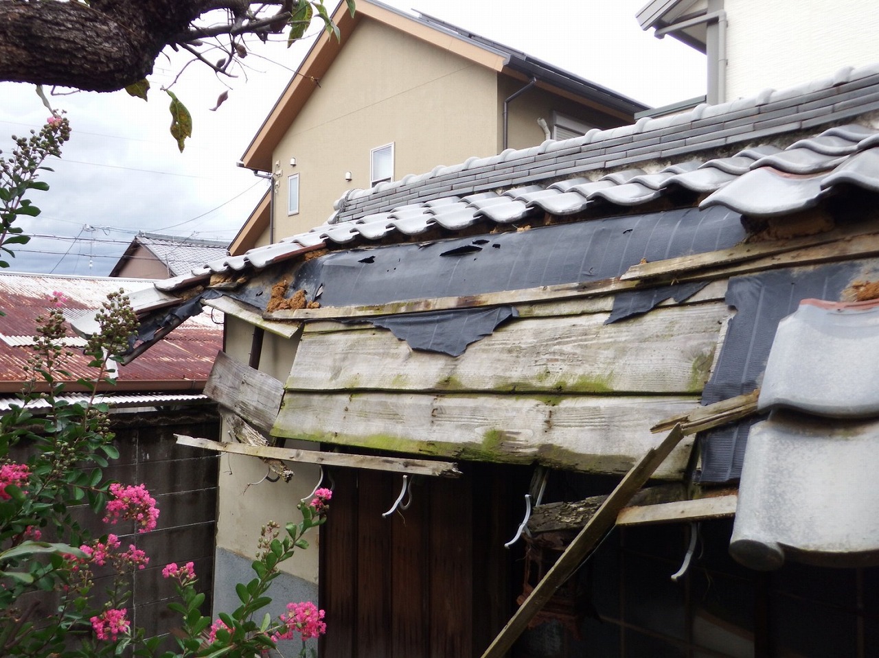 奈良市川久保町で空き家の落ちてしまった屋根